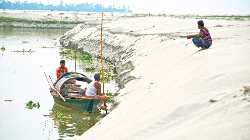 চারদিকে বালুর ভেতরে তিস্তা এখানে সরু খালে রূপ নিয়েছে। গাইবান্ধার সুন্দরগঞ্জে ব্রহ্মপুত্রের সঙ্গে মিলিত হওয়ার আগের দৃশ্য ক্যামেরাবন্দী করেছেন সফি খান