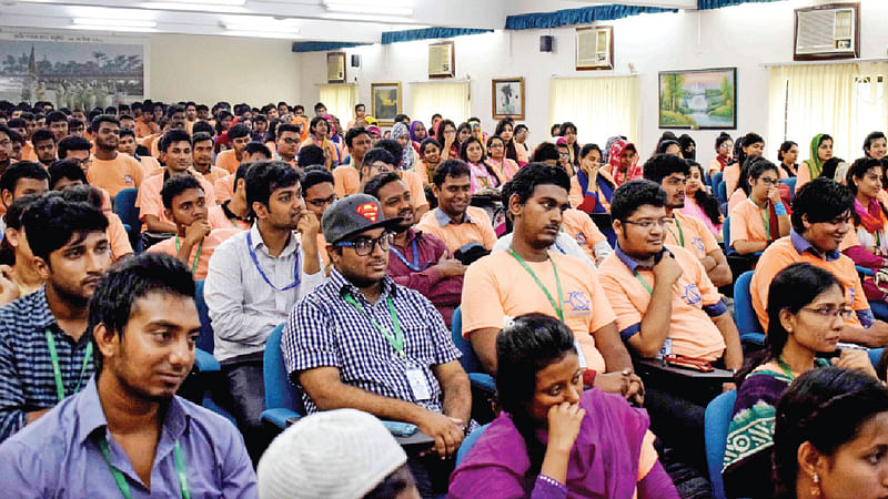 উৎসবে আয়োজিত সেমিনারে উপস্থিত শিক্ষার্থীরা। ছবি: প্রথম আলো