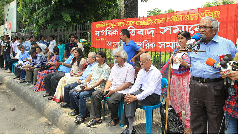 রাঙামাটির লংগদুতে পাহাড়িদের বসতবাড়িতে হামলার প্রতিবাদে নাগরিক সমাজের সমাবেশ। ছবি: সাজিদ হোসেন।