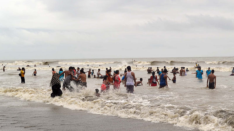 পর্যটকদের ভিড়ে মুখরিত কুয়াকাটা সমুদ্র সৈকত। ছবি: শংকর দাশ