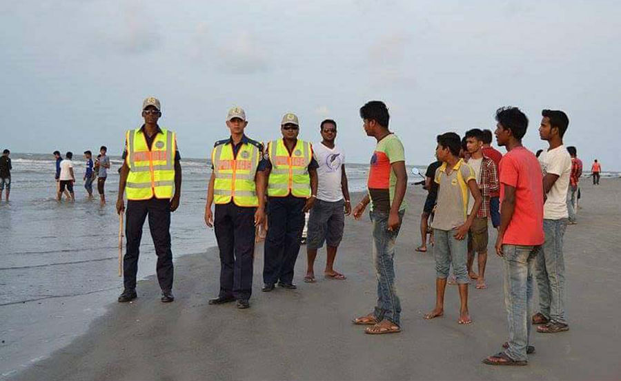 পর্যটকদের সার্বিক নিরাপত্তায় কাজ করছে টুরিস্ট পুলিশ। ছবি: শংকর দাশ