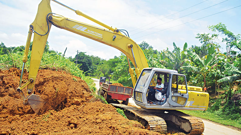 খাগড়াছড়ির দীঘিনালার বাবুছড়া নোয়াপাড়া এলাকায় খননযন্ত্র দিয়ে প্রকাশ্যে পাহাড় কাটা হচ্ছে