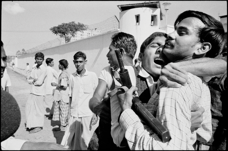 পাকিস্তানি বাহিনীর আত্মসমর্পণের খবরে আবেগাক্রান্ত দুজন মুক্তিযোদ্ধা