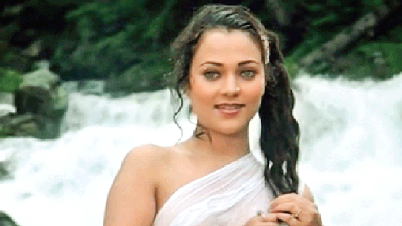 আগ অউর সোলা ছবিতে মন্দাকিনী