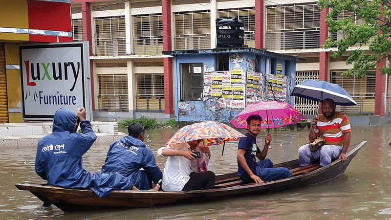 চট্টগ্রামের বিভিন্ন সড়কে নৌকা চলেছে