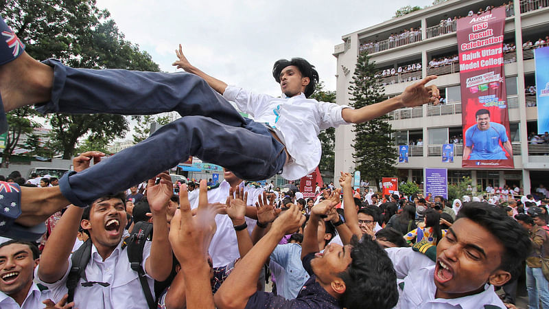 উচ্চমাধ্যমিক সার্টিফিকেট (এইচএসসি) ও সমমানের পরীক্ষার ফল প্রকাশের পর উচ্ছ্বসিত রাজধানীর উত্তরা রাজউক কলেজের শিক্ষার্থীরা