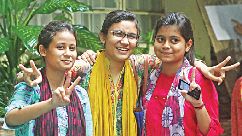 নিয়মিত পড়াশোনা ও পরিশ্রমের স্বীকৃতি মেলে পরীক্ষার ফলে। ২০১৯ সালের এইচএসসি পরীক্ষায় জিপিএ-৫ পাওয়া তিন শিক্ষার্থীর উল্লাস