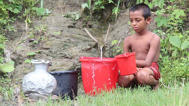 দুর্গম পাহাড়ি এলাকায় সুপেয় পানির বড় অভাব। পাহাড়ি ঝরনা থেকে নেমে আসা পানি সংগ্রহ করছে এক শিশু। এই পানি পান করে অনেক সময় স্থানীয় লোকজন নানা রোগে আক্রান্ত হচ্ছে। ছবিটি বৃহস্পতিবার খাগড়াছড়ি মাটিরাঙ্গা উপজেলার ব্যাঙমারা এলাকা থেকে তোলা।