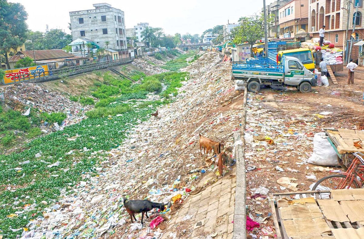 ব্রাহ্মণবাড়িয়া শহরের মধ্য দিয়ে বয়ে যাওয়া  প্রধান খাল বিভিন্ন খাবার হোটেল, বাজার ও আবাসিক এলাকার ময়লা আবর্জনায় দখল হয়ে যাচ্ছে। সংস্কার ও খননের অভাবে গত তিন দশকের ব্যবধানে গভীরতা ও প্রশ্বস্ততা কমে দূষণের শিকার হয়ে ভরাট হয়ে যাচ্ছে খালটি। সম্প্রতি ছবিটি তোলা ছবি l প্রথম আলো