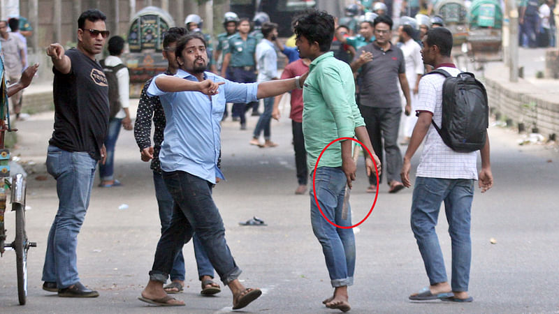 আধিপত্য বিস্তারকে কেন্দ্র করে চট্টগ্রামে হাজী মুহাম্মদ মহসিন কলেজে ছাত্রলীগের দুই পক্ষের মধ্যে সংঘর্ষের ঘটনা ঘটে। এ সময় একজনের হাতে ধারালো অস্ত্র দেখা যায়। ছবিটি শনিবার বিকেলে হাজী মুহাম্মদ মহসিন কলেজ এলাকা থেকে তোলা। ছবি: সৌরভ দাশ