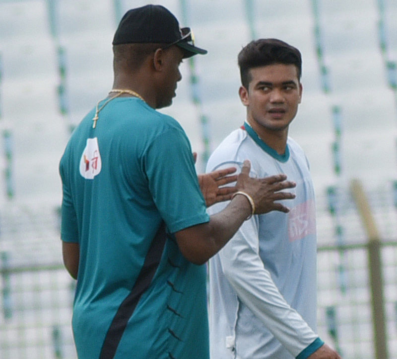 আজ জহুর আহমেদ চৌধুরী স্টেডিয়ামে কোর্টনি ওয়ালশের সঙ্গে তাসকিন আহমেদ। ছবি: সৌরভ দাশ।