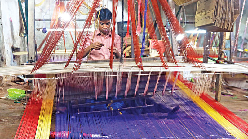 বেনারসি শাড়ি তৈরিতে ব্যস্ত একজন কারিগর। ছবিটি সম্প্রতি মিরপুর বেনারসিপল্লি এলাকা থেকে তুলেছেন আশরাফুল আলম