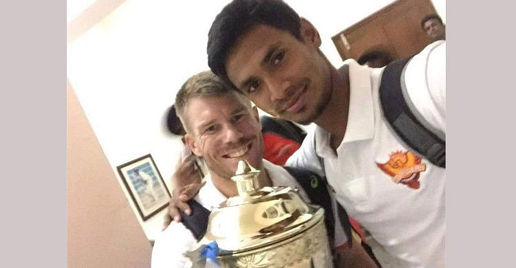 বন্ধু ওয়ার্নারের জন্য অপেক্ষায় মোস্তাফিজ। ফাইল ছবি