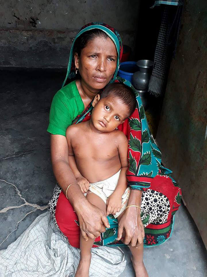 স্বজনের কোলে লাইলী বেগমের এক সন্তান। ছবি: আহমেদ জায়িফ