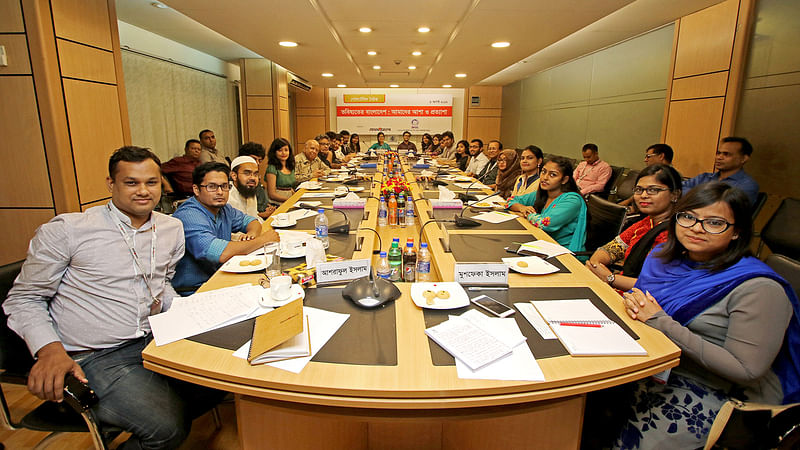 গোলটেবিল বৈঠকে তাওসীফ তানজিম আহমেদ ও ফাহমিদা ফাইজা। ছবি: সাবিনা ইয়াসমিন