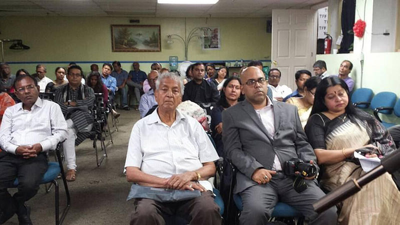স্মরণসভায় দর্শকদের একাংশ