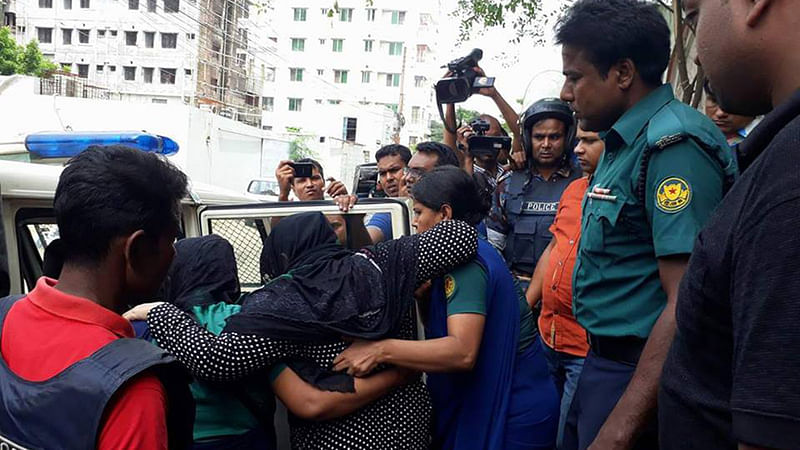 গ্রেপ্তার করে নিয়ে যাওয়া হচ্ছে গৃহকর্ত্রী সাহানা বেগমকে। ছবি: আহমেদ জায়িফ