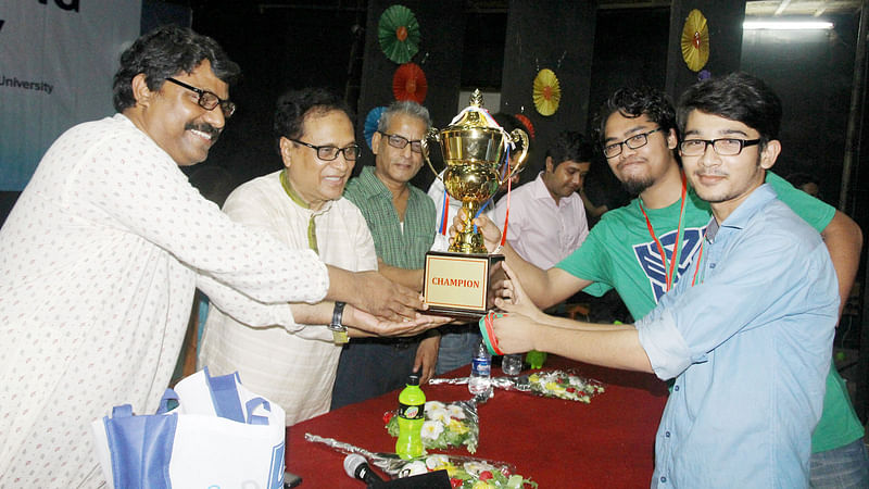 রাজশাহী বিশ্ববিদ্যালয়ে কিউট-প্রথম আলো উন্মুক্ত বিতর্ক প্রতিযোগিতার সমাপনী অনুষ্ঠানে চ্যাম্পিয়ন চট্টগ্রাম বিশ্ববিদ্যালয় দলকে ট্রফি তুলে দিচ্ছেন অতিথিরা। গতকাল সন্ধ্যায় রাজশাহী বিশ্ববিদ্যালয়ের কাজী নজরুল ইসলাম মিলনায়তন থেকে তোলা ছবি l প্রথম আলো