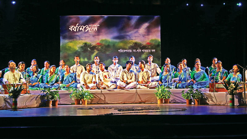 ছায়ানট মিলনায়তনে ‘গান না-গাওয়ার দল’ আয়োজিত বর্ষামঙ্গল অনুষ্ঠানে শিল্পীদের সমবেত পরিবেশনা l ছবি: প্রথম আলো