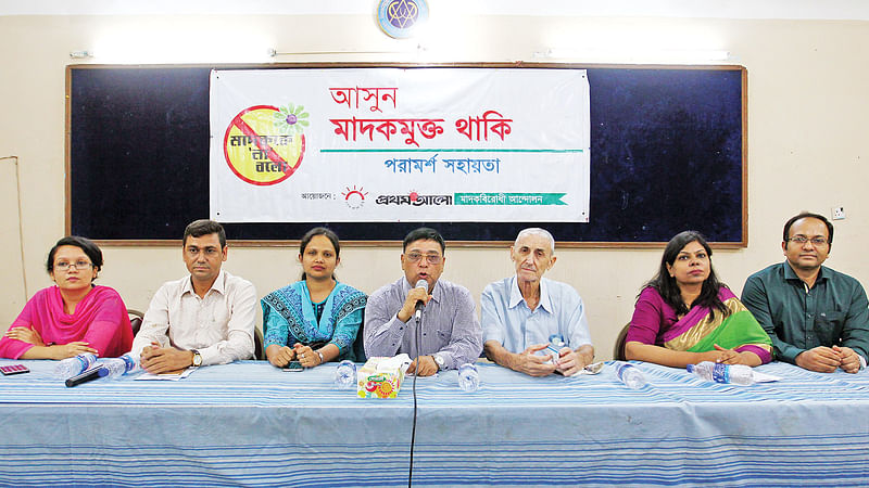 প্রথম আলো মাদকবিরোধী আন্দোলন আয়োজিত মাদকবিরোধী পরামর্শ সহায়তার ৮৫তম অনুষ্ঠানে গতকাল পরামর্শ দেন (বাঁ থেকে) সিফাত ই সাঈদ, জোবায়ের মিয়া, ফারজানা রাবিন, মোহিত কামাল, ব্রাদার রোনাল্ড ড্রাহোজাল, ফারজানা রহমান ও জিল্লুর রহমান খান l প্রথম আলো