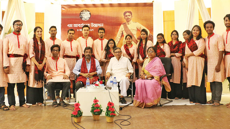 বিদ্রোহী কবি কাজী নজরুল ইসলামের সৈনিকজীবনের শতবর্ষপূর্তি উপলক্ষে বিশ্বসাহিত্য কেন্দ্র আবৃত্তি সংঘ ‘তু নে কামাল কিয়া ভাই’ শিরোনামে অনুষ্ঠানের আয়োজন করে। অনুষ্ঠানটির নির্দেশনা দেন আবৃত্তিশিল্পী জয়ন্ত চট্টোপাধ্যায়। গত শুক্রবার বিশ্বসাহিত্য কেন্দ্রের মূল মিলনায়তনে হয় অনুষ্ঠানটি। প্রধান অতিথি ছিলেন বিশ্বসাহিত্য কেন্দ্রের সভাপতি আবদুল্লাহ আবু সায়ীদ। বিশেষ অতিথি ঢাকা বিশ্ববিদ্যালয়ের রবীন্দ্রচেয়ার অধ্যাপক মহুয়া মুখোপাধ্যায়।