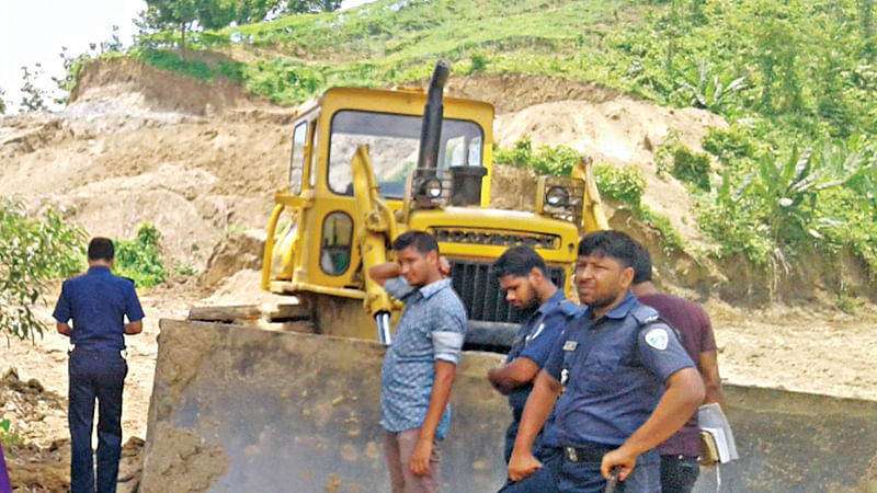 লামার ফাইতংয়ে দুটি অবৈধ ইটভাটার জন্য পাহাড় কাটা হচ্ছিল। ভ্রাম্যমাণ আদালত অভিযান চালিয়ে তা বন্ধ করে দেন। ছবিটি গতকাল দুপুরে তোলা l প্রথম আলো