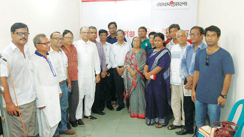 নারায়ণগঞ্জে প্রথম আলোর কার্যালয় উদ্বোধন শেষে সুধীজনের একাংশ l প্রথম আলো