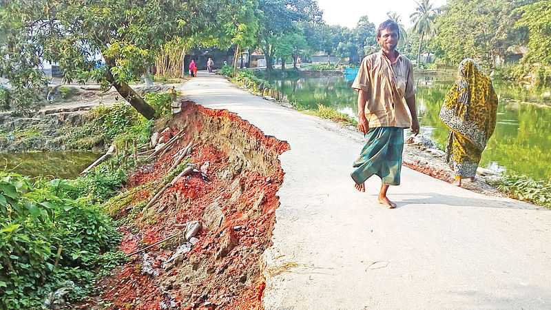 বগুড়ার ধুনটের এলাঙ্গী-ফকিরপাড়া গ্রামের পাকা সড়ক ভেঙে চলাচল বিচ্ছিন্ন হয়েছে। ছবিটি গত শুক্রবার এলাঙ্গী গ্রাম থেকে তোলা l প্রথম আলো