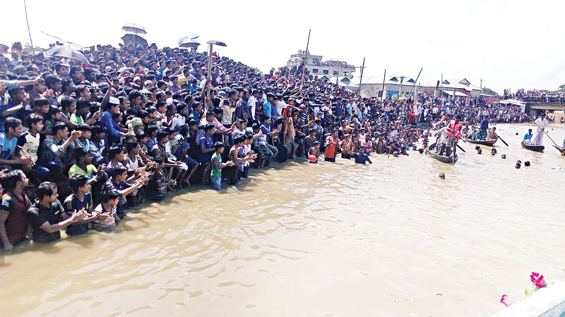 ১৪৬ কিলোমিটার সাঁতার কেটে ৬ আগস্ট মদনে পৌঁছেন ক্ষিতীন্দ্র চন্দ্র বৈশ্য। ছবি: সংগৃহীত