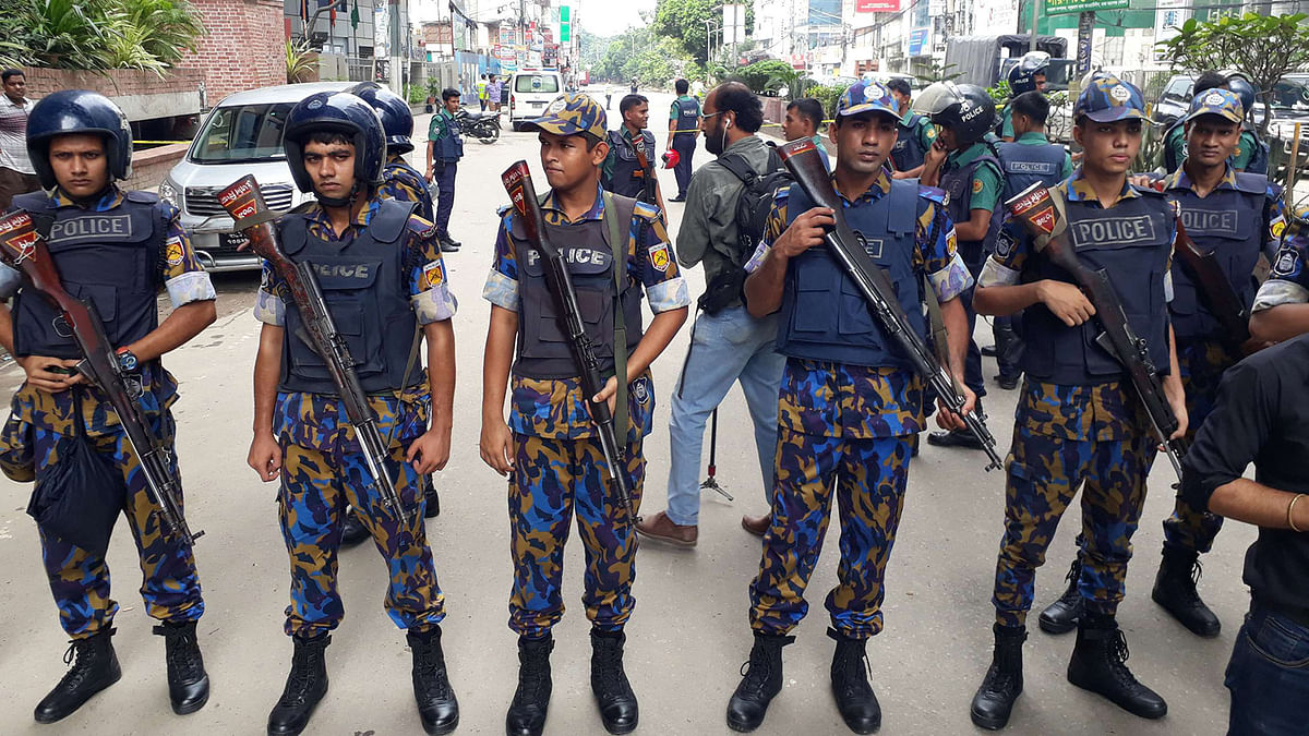 পান্থপথে সন্দেহভাজন জঙ্গি আস্তানার কাছে আইনশৃঙ্খলা রক্ষাকারী বাহিনীর সতর্ক অবস্থান। ছবি: সাজিদ হোসেন