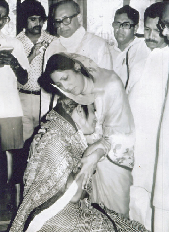 শেখ হাসিনা যখন কান্নায় ভেঙে পড়লেন, ১৫ আগস্ট ১৯৮১। ছবি: সংগৃহীত
