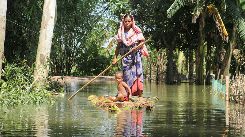 ঘোড়াঘাট উপজেলার বেশ কিছু এলাকা থেকে এখনো বন্যার পানি নামেনি। সেসব এলাকায় কলাগাছের ভেলাই ভরসা।
