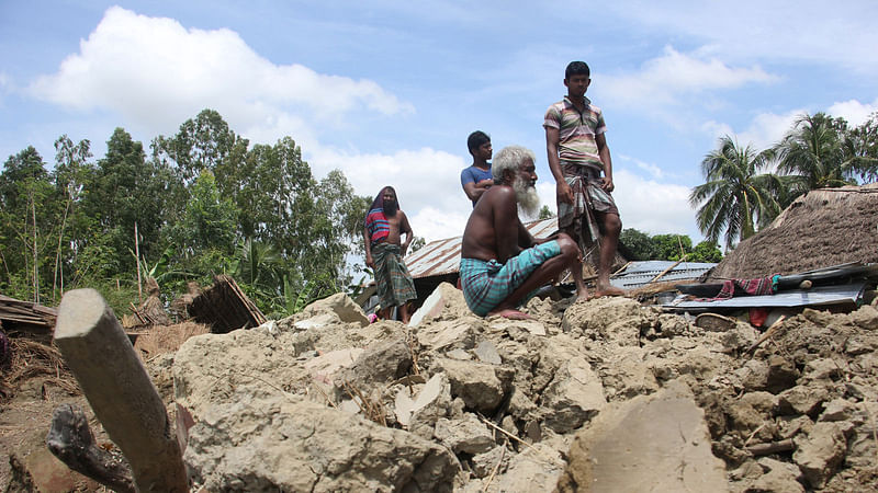 বিরল উপজেলার সীমান্তবর্তী একটি গ্রাম বালান্দর। বন্যায় তোড়ে ধসে পড়েছে এখানকার অসংখ্য ঘর। অনিশ্চিত ভবিষ্যৎ নিয়ে উদ্বিগ্ন বন্যায় ক্ষতিগ্রস্ত গ্রামবাসী।