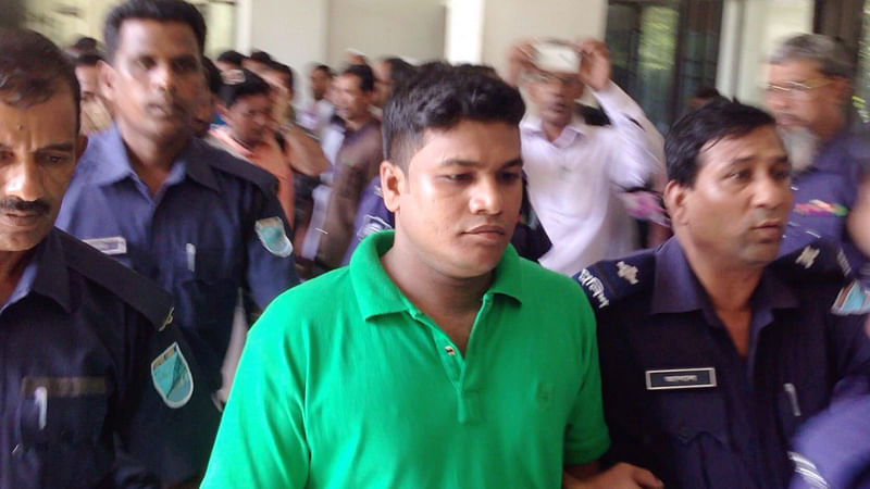নিতু হত্যায় মৃত্যুদণ্ডপ্রাপ্ত আসামি মিলন মণ্ডল। ছবিটি সোমবার দুপুরে রায়ের পর মাদারীপুর আদালত থেকে তোলা। ছবি: প্রথম আলো