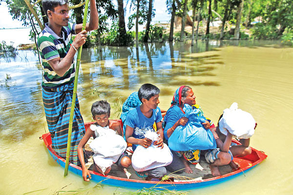 প্রথম আলো ট্রাস্টের উদ্যোগে ফরিদপুরের চরভদ্রাসন উপজেলার বালিয়াডাঙ্গী এলাকার নদীভাঙন ও বন্যাকবলিত মানুষের জন্য ত্রাণসামগ্রী বিতরণ করা হয়। ত্রাণ নিয়ে বাড়ি ফিরছেন বন্যার্তরা l আলীমুজ্জামান