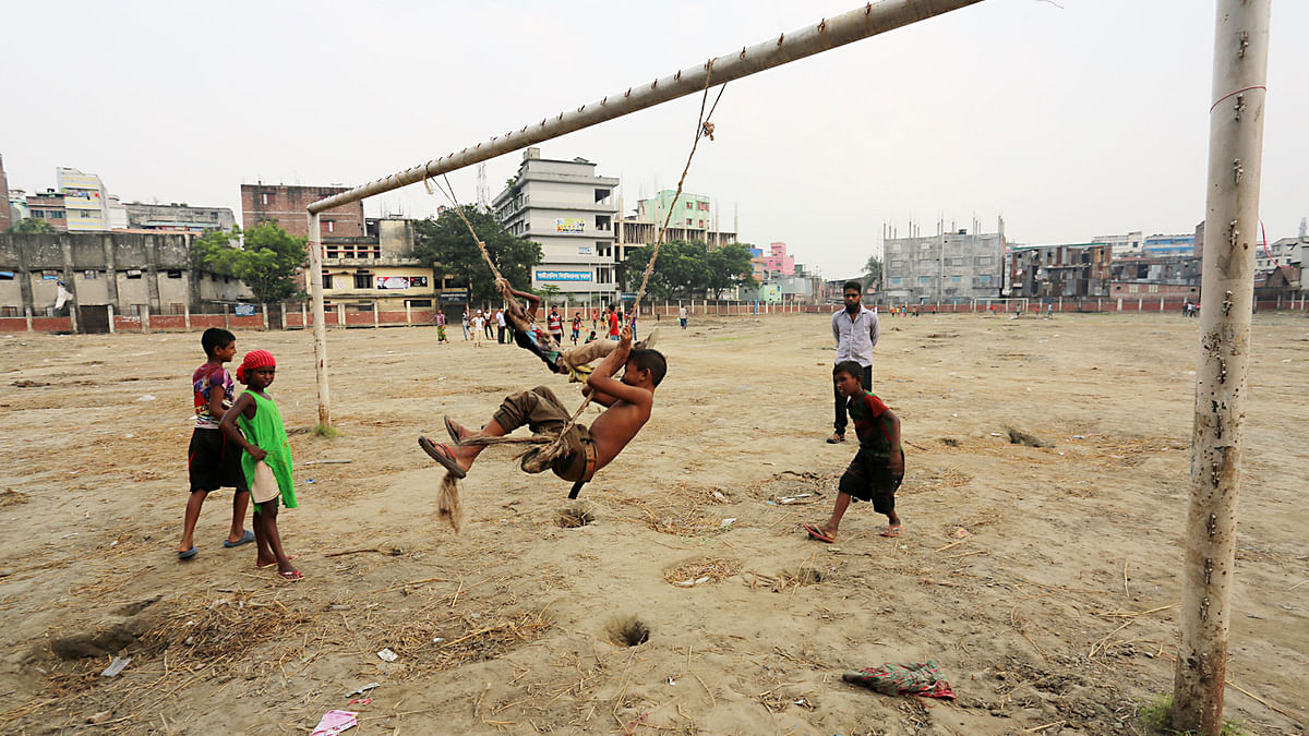 বড় একটা মাঠই আছে রহমতগঞ্জের l প্রথম আলো