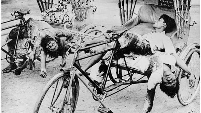 একাত্তরে পথেঘাটে এমন হত্যাদৃশ্য ছিল নিয়মিত। ছবিটি যশোর শহরের l সংগৃহীত
