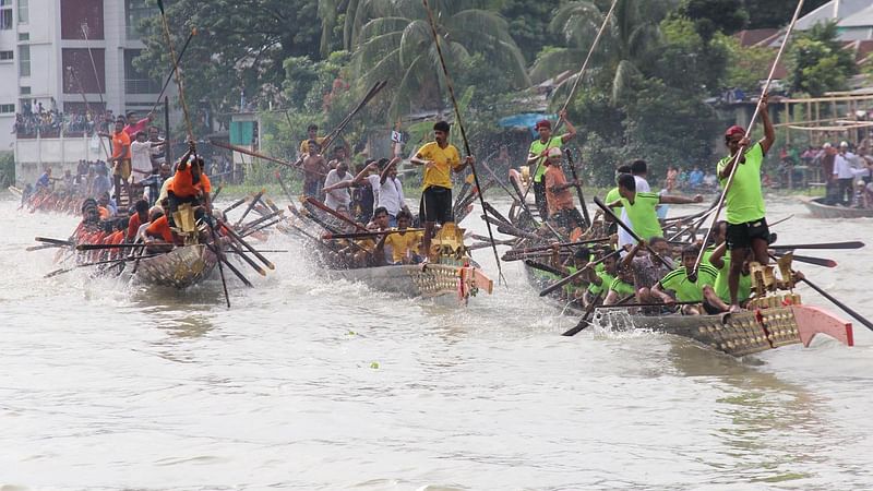 বিশ্বকর্মা পূজা উপলক্ষে রোববার বিকেলে ফরিদপুরের ভাঙ্গা উপজেলা সদরের কুমার নদে নৌকাবাইচের আয়োজন করা হয়। ছবি: আলীমুজ্জামান