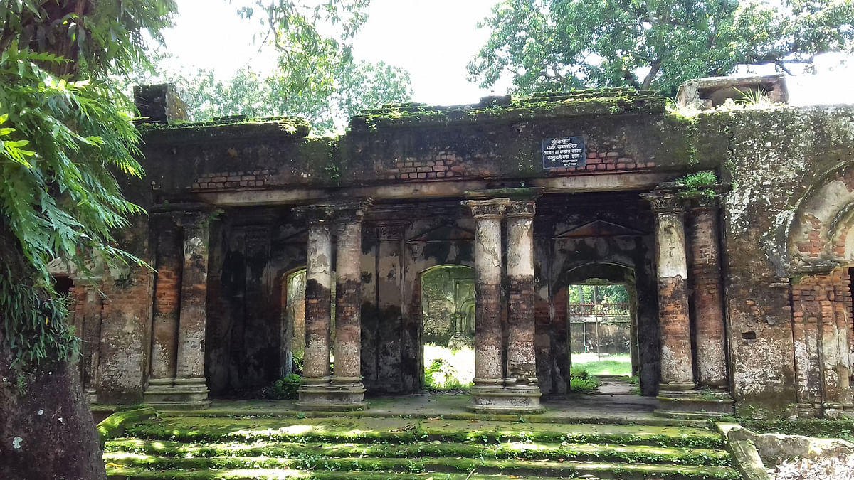 ঝুঁকিপূর্ণভাবে দাঁড়িয়ে আছে মুক্তাগাছার জমিদারবাড়ির অনেক কক্ষ। এখানে প্রবেশ না করার নোটিশ টানিয়ে দিয়েছে কর্তৃপক্ষ।