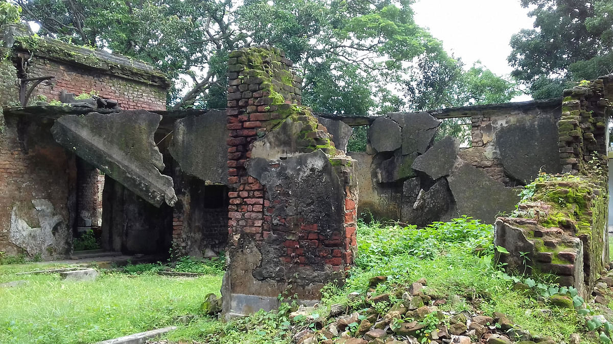 বাড়ির মাঝ ভাগ থেকে চোখে পড়ে এমন অনেকগুলো ভাঙা ঘর। এ দৃশ্য যেন মনে করিয়ে দেয় হারিয়ে যাওয়া জমিদারি প্রথার কথা।