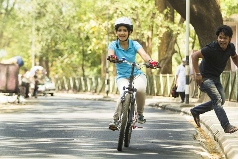 সাইকেল চালাতে পারে এমন একজনের সাহায্য নিলে দ্রুত শিখে যাবেন দুই চাকার বাহনটি চালানো। ছবি: প্রথম আলো