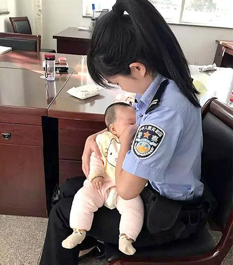 Полиция мать. Female Soldier Breastfeeding.