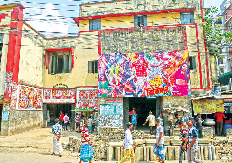 কালের সাক্ষী হয়ে দাঁড়িয়ে আছে পুরান ঢাকার জনসন রোডের আজাদ সিনেমা হল