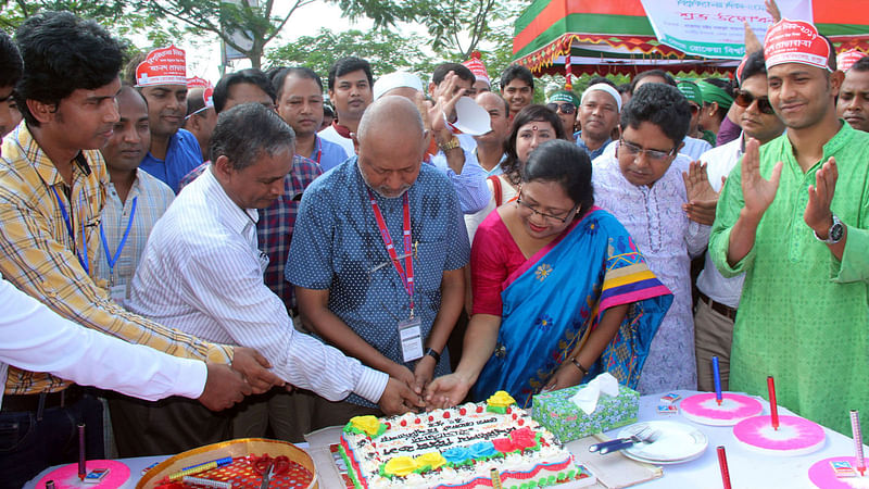 নানা আয়োজনের মধ্য দিয়ে রংপুরে বেগম রোকেয়া বিশ্ববিদ্যালয়ের দশম প্রতিষ্ঠাবার্ষিকী পালন করা হচ্ছে। প্রতিষ্ঠাবার্ষিকী উপলক্ষে কেক কাটা হয়। ১২ অক্টোবর, বেগম রোকেয়া বিশ্ববিদ্যালয়, রংপুর। ছবি: মঈনুল ইসলাম