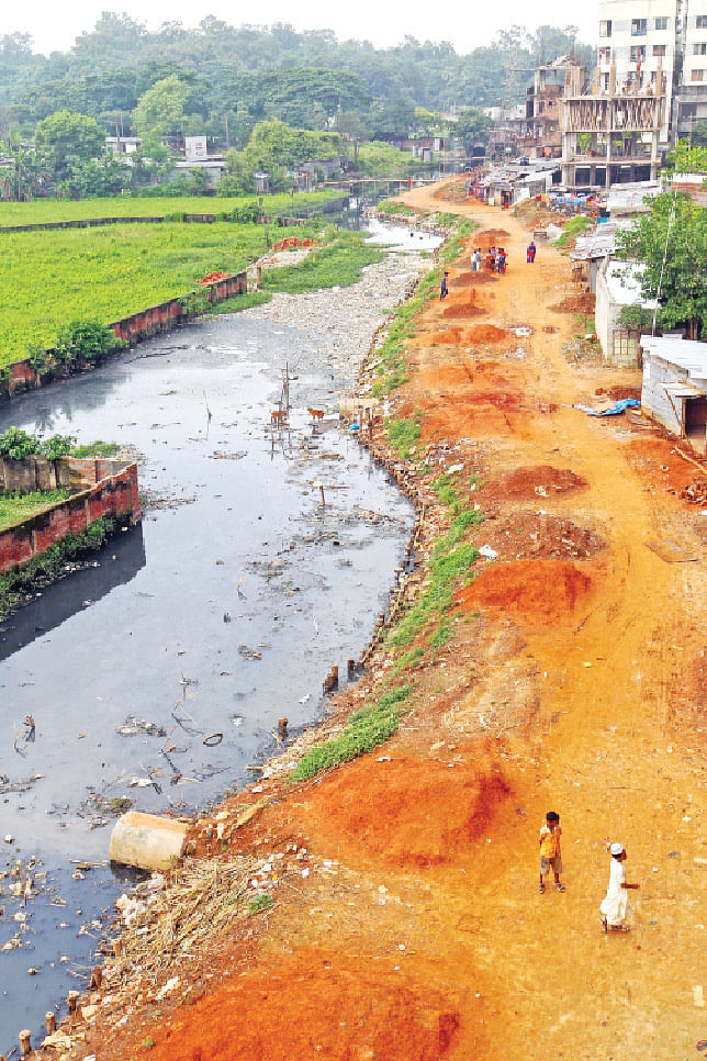 রূপনগর খাল  খালটির বড় একটি অংশ ভরাট করে বানানো হয়েছে রাস্তা