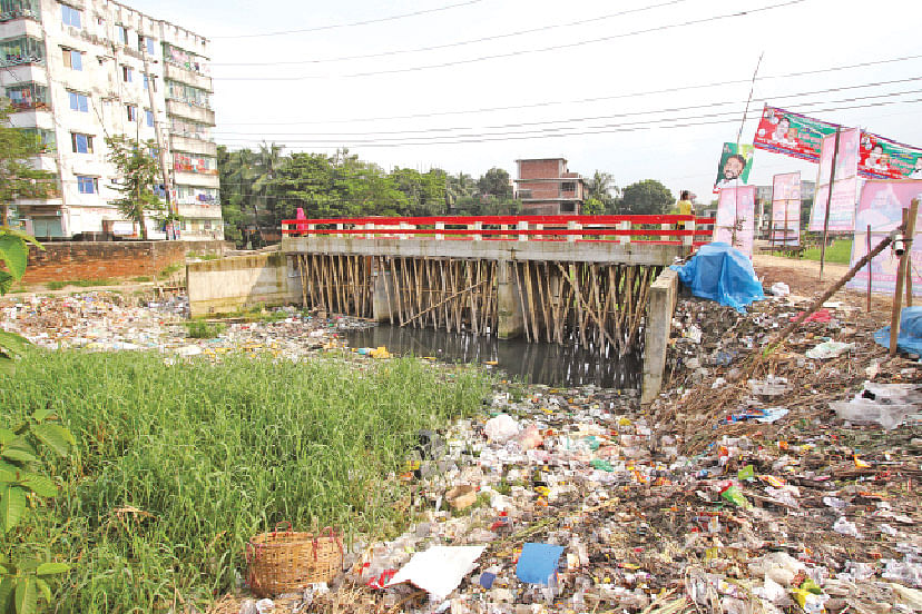 নন্দীপাড়া খাল  বারোয়ারি আবর্জনা ফেলে ভরাট করা হচ্ছে