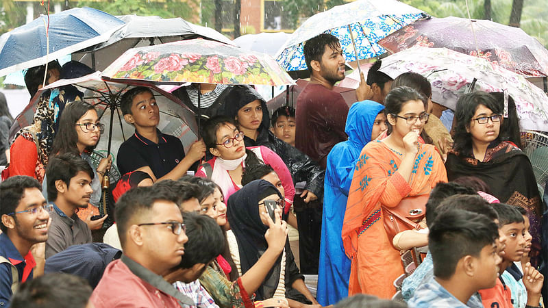 বৃষ্টি উপেক্ষা করে অনেক ছাত্রছাত্রী কিশোর আলোর জন্মদিনের অনুষ্ঠানে এসেছিল