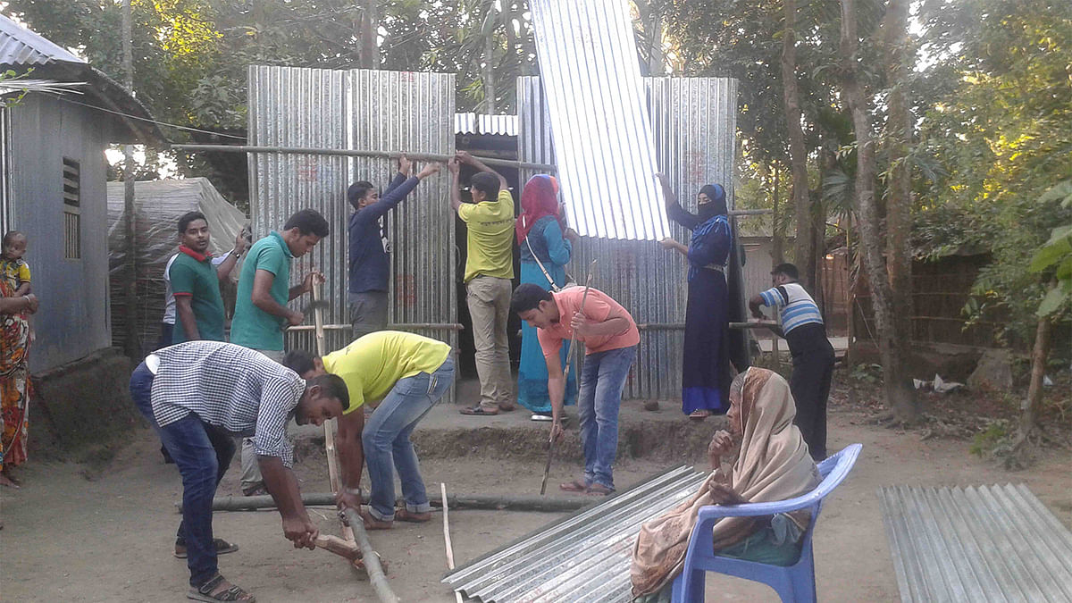 প্রথম আলোর ১৯তম প্রতিষ্ঠাবার্ষিকী উপলক্ষে নাটোর বন্ধুসভা বন্যার্ত, পক্ষাঘাতগ্রস্ত, বিধবা নারী আয়াত বেওয়ার (৭৫) ঘর পুনর্নির্মাণ করে দিচ্ছে। মাধনগর ইউনিয়নের বাঁশিলা গ্রাম, নলডাঙ্গা উপজেলা, নাটোর, ৩ নভেম্বর। ছবি: মুক্তার হোসেন