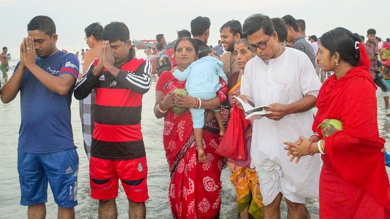 সৈকতে পুণ্যার্থীদের প্রার্থনা। কুয়াকাটা, পটুয়াখালী, ৪ নভেম্বর। ছবি: সাইয়ান