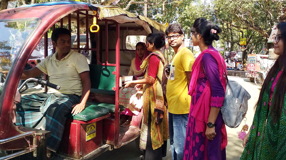 জামালপুরে ইজিবাইকে দুর্ঘটনা সম্পর্কে নারী যাত্রী ও শিক্ষার্থীদের সচেতন করতে বন্ধুসভার প্রচার। ছবি: প্রথম আলো